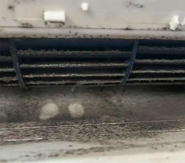 高台空调吹的风有股烧焦味是怎么回事